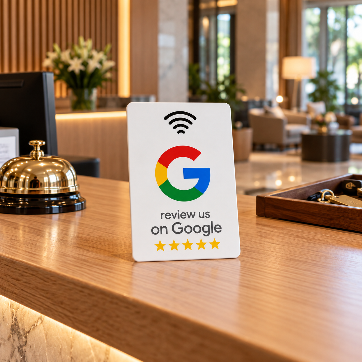 Tarjeta NFC de Google en la recepción de un hotel